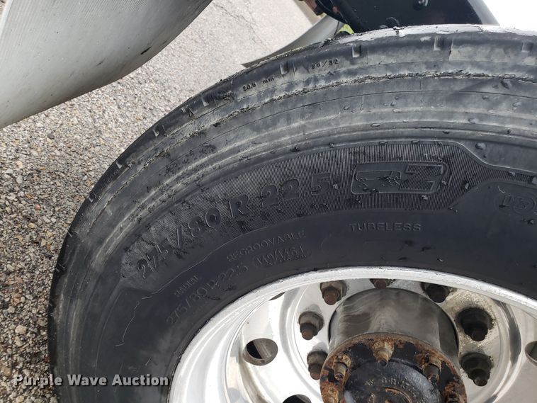 image for item DH5805 2010 Freightliner Columbia semi truck