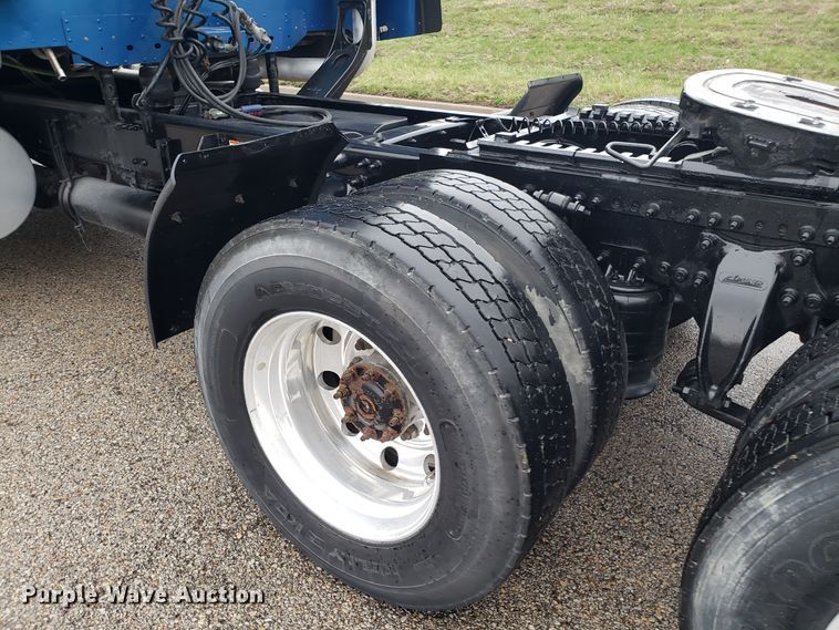 image for item DH5805 2010 Freightliner Columbia semi truck