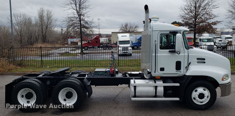 image for item DH5806 2000 Mack CX613 semi truck