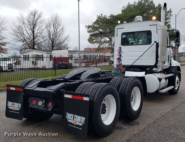 image for item DH5806 2000 Mack CX613 semi truck