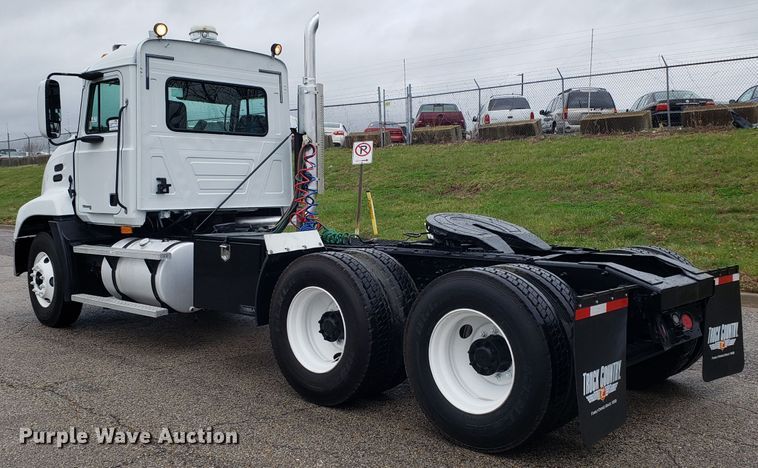 image for item DH5806 2000 Mack CX613 semi truck