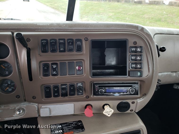 image for item DH5806 2000 Mack CX613 semi truck