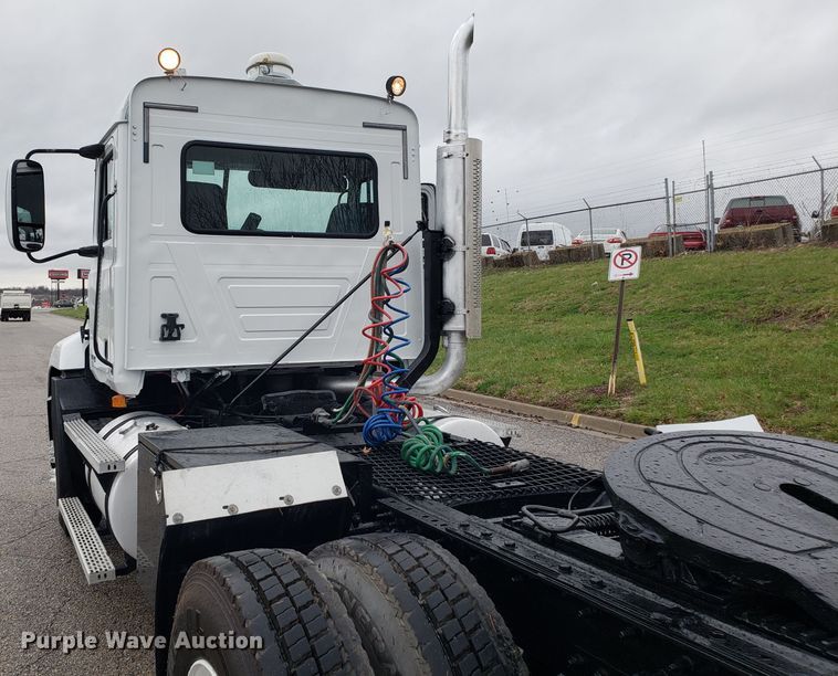 image for item DH5806 2000 Mack CX613 semi truck