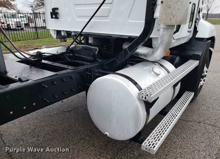 image for item DH5806 2000 Mack CX613 semi truck