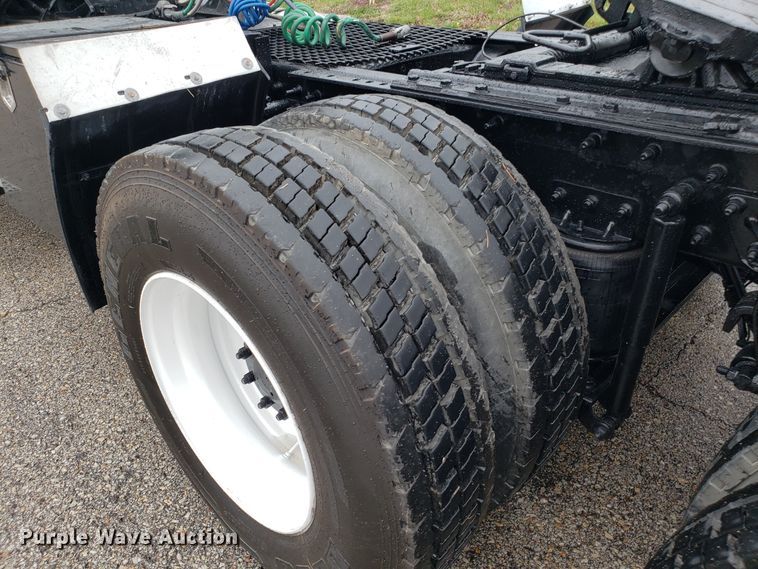 image for item DH5806 2000 Mack CX613 semi truck