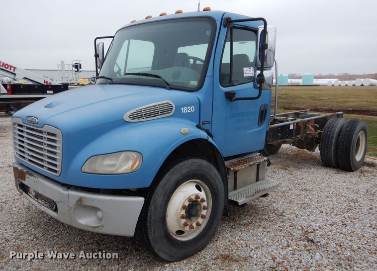 image for item DH6480 2006 Freightliner M2 truck cab and chassis