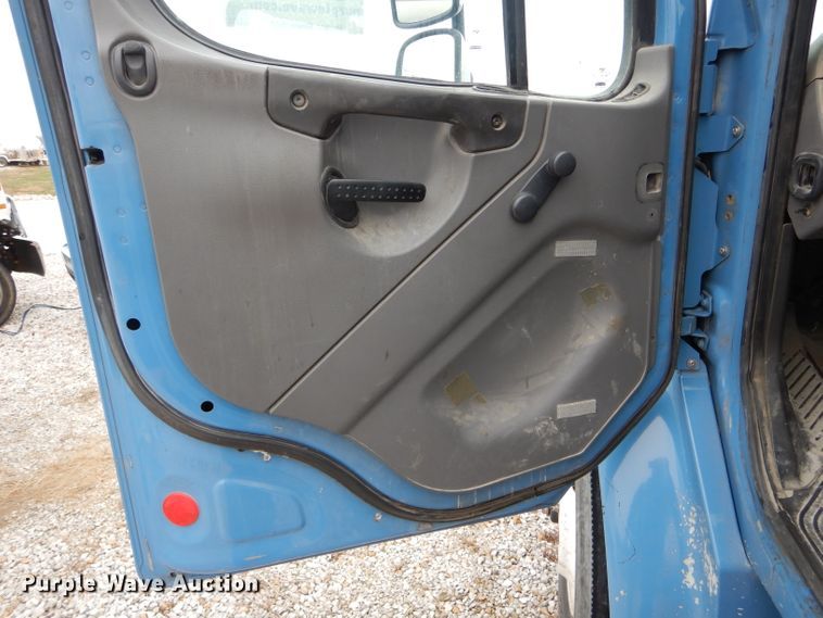 image for item DH6480 2006 Freightliner M2 truck cab and chassis