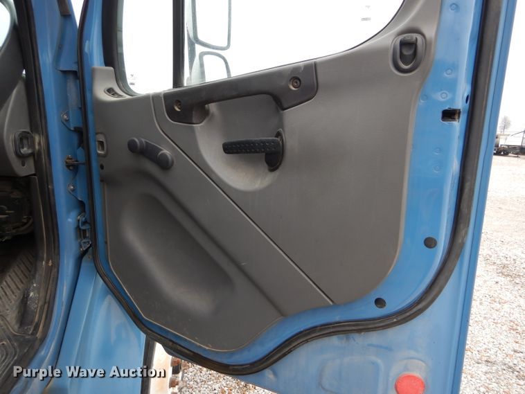 image for item DH6480 2006 Freightliner M2 truck cab and chassis