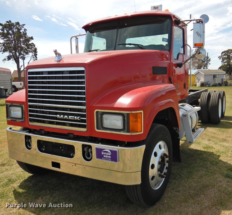 image for item DI0077 2013 Mack CHU613 truck cab and chassis