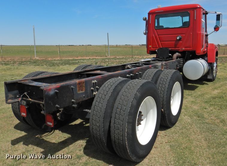 image for item DI0077 2013 Mack CHU613 truck cab and chassis