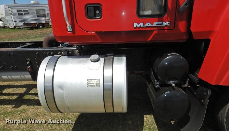 image for item DI0077 2013 Mack CHU613 truck cab and chassis