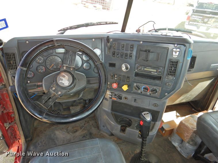 image for item DI0077 2013 Mack CHU613 truck cab and chassis