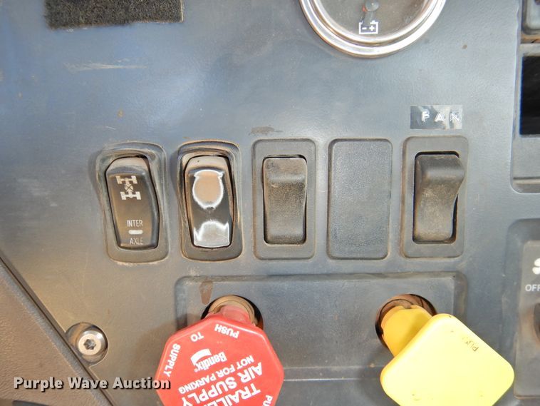 image for item DI0077 2013 Mack CHU613 truck cab and chassis