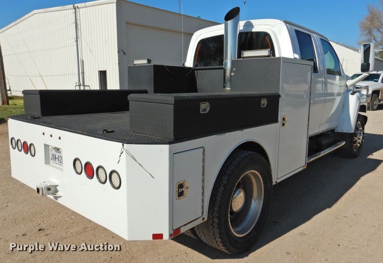 image for item DI0078 2005 GMC C4500 Crew Cab flatbed truck