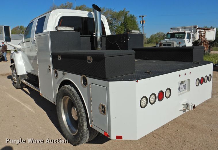 image for item DI0078 2005 GMC C4500 Crew Cab flatbed truck