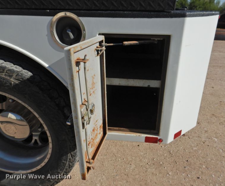 image for item DI0078 2005 GMC C4500 Crew Cab flatbed truck