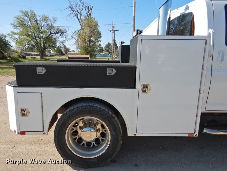 image for item DI0078 2005 GMC C4500 Crew Cab flatbed truck