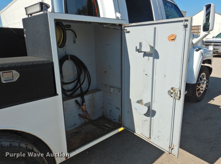 image for item DI0078 2005 GMC C4500 Crew Cab flatbed truck