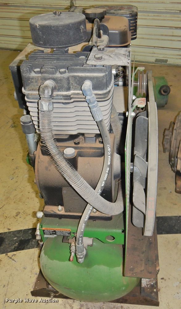 image for item DI0078 2005 GMC C4500 Crew Cab flatbed truck