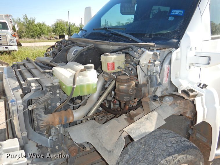 image for item DI0078 2005 GMC C4500 Crew Cab flatbed truck