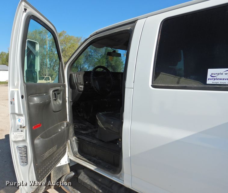 image for item DI0078 2005 GMC C4500 Crew Cab flatbed truck