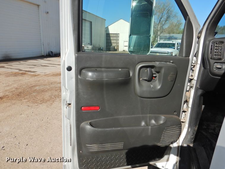 image for item DI0078 2005 GMC C4500 Crew Cab flatbed truck