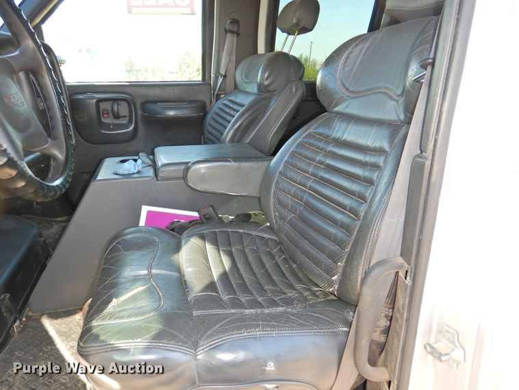 image for item DI0078 2005 GMC C4500 Crew Cab flatbed truck