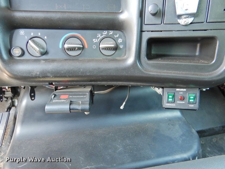 image for item DI0078 2005 GMC C4500 Crew Cab flatbed truck