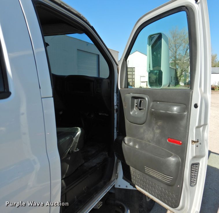 image for item DI0078 2005 GMC C4500 Crew Cab flatbed truck