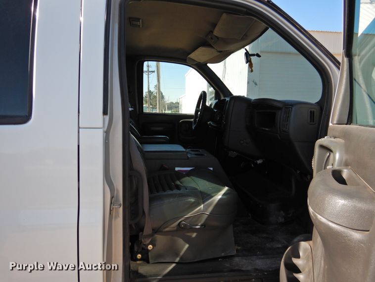 image for item DI0078 2005 GMC C4500 Crew Cab flatbed truck