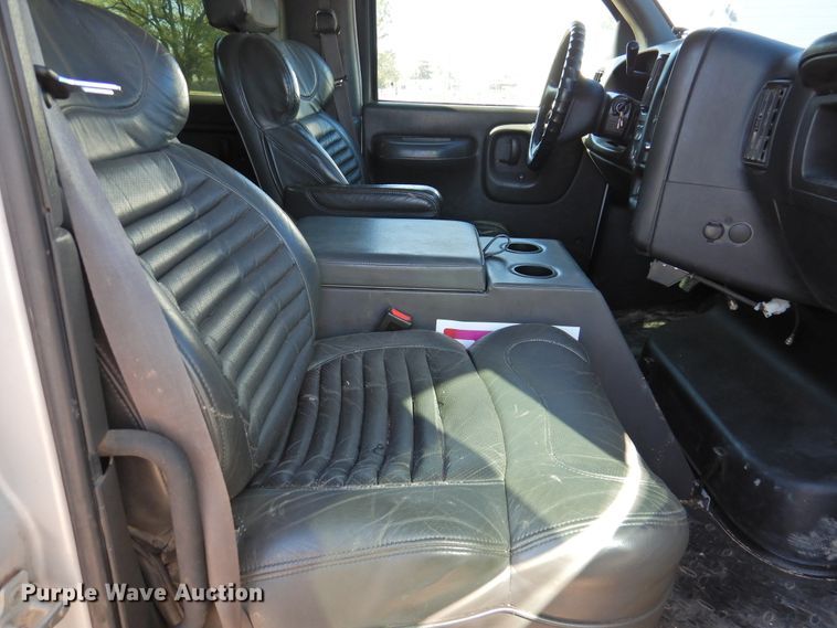 image for item DI0078 2005 GMC C4500 Crew Cab flatbed truck