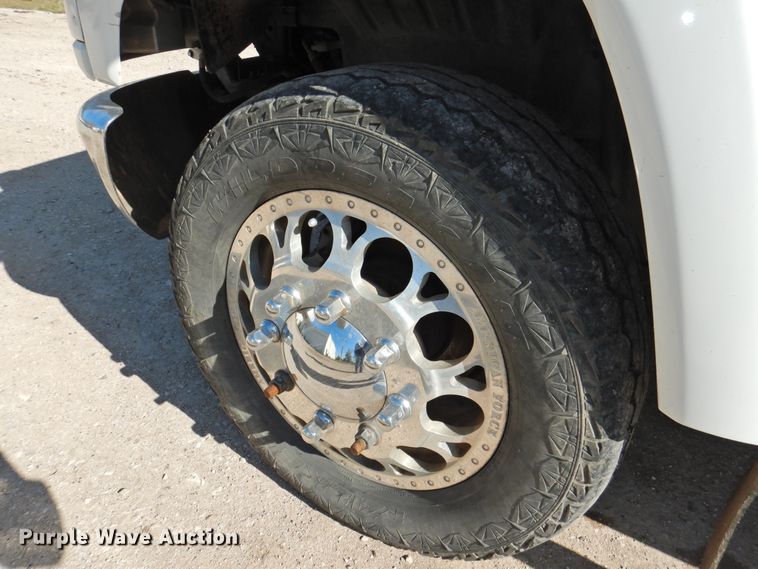 image for item DI0078 2005 GMC C4500 Crew Cab flatbed truck