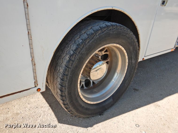 image for item DI0078 2005 GMC C4500 Crew Cab flatbed truck