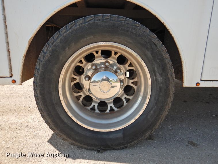 image for item DI0078 2005 GMC C4500 Crew Cab flatbed truck