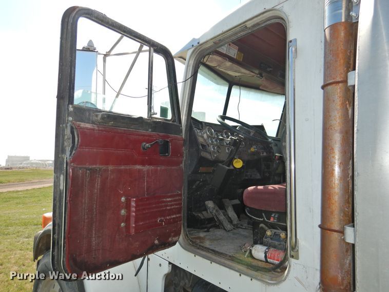 image for item DI0085 1992 Peterbilt 357 grain truck