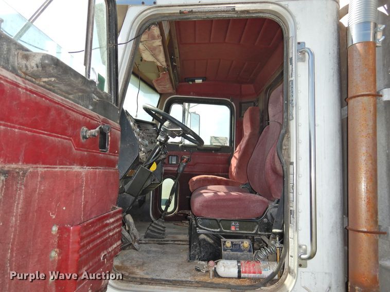 image for item DI0085 1992 Peterbilt 357 grain truck