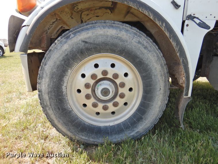 image for item DI0085 1992 Peterbilt 357 grain truck