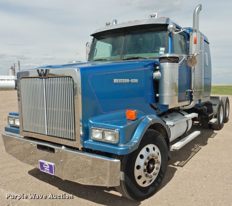 image for item DI0104 2000 Western Star 4964FX semi truck