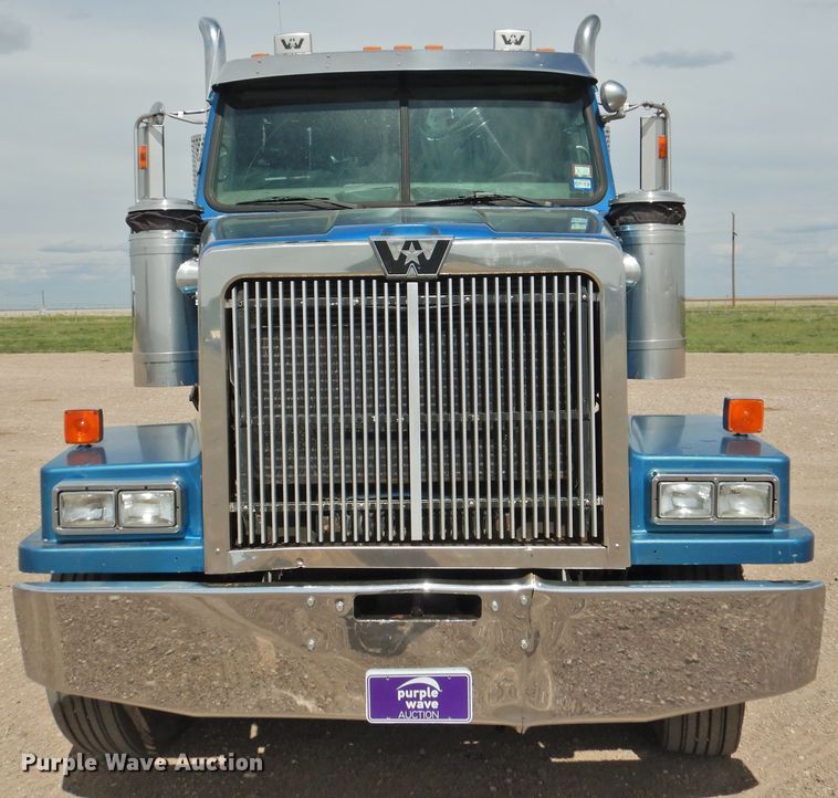 image for item DI0104 2000 Western Star 4964FX semi truck