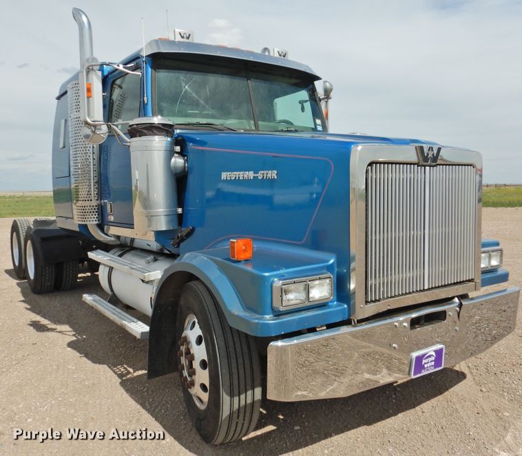 image for item DI0104 2000 Western Star 4964FX semi truck