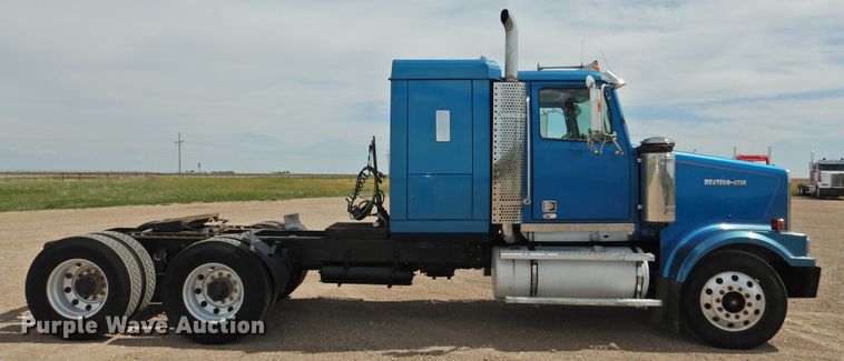 image for item DI0104 2000 Western Star 4964FX semi truck