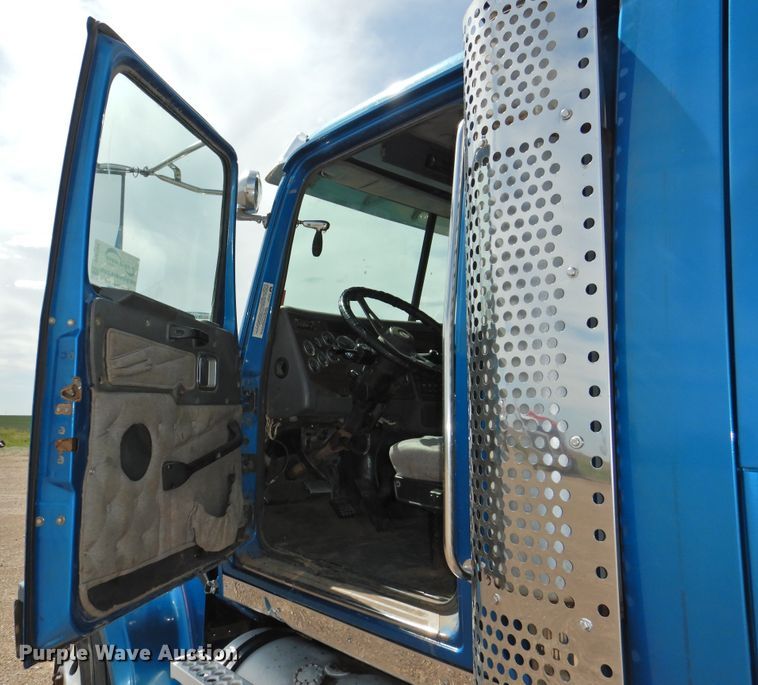 image for item DI0104 2000 Western Star 4964FX semi truck