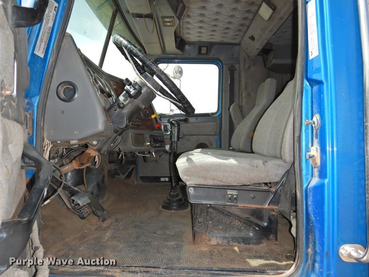 image for item DI0104 2000 Western Star 4964FX semi truck