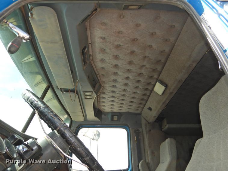 image for item DI0104 2000 Western Star 4964FX semi truck