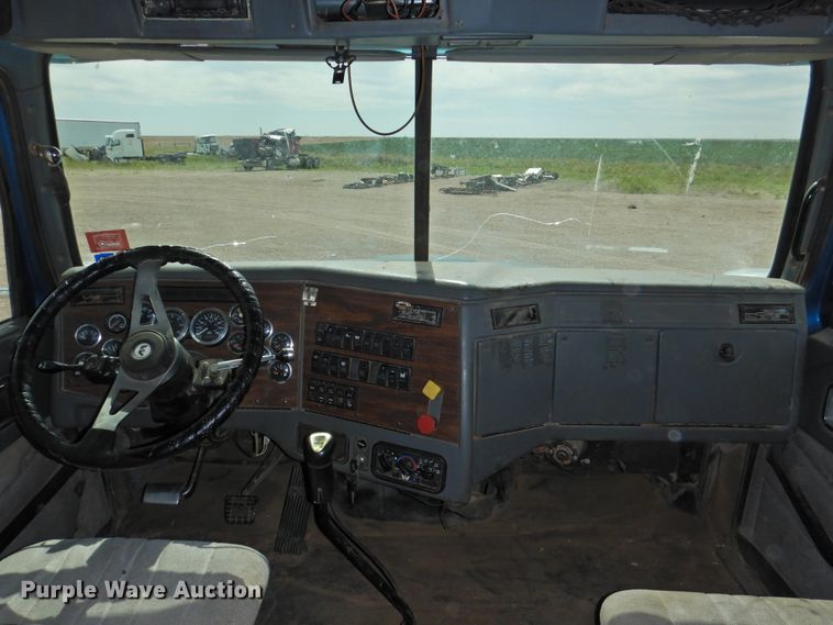 image for item DI0104 2000 Western Star 4964FX semi truck