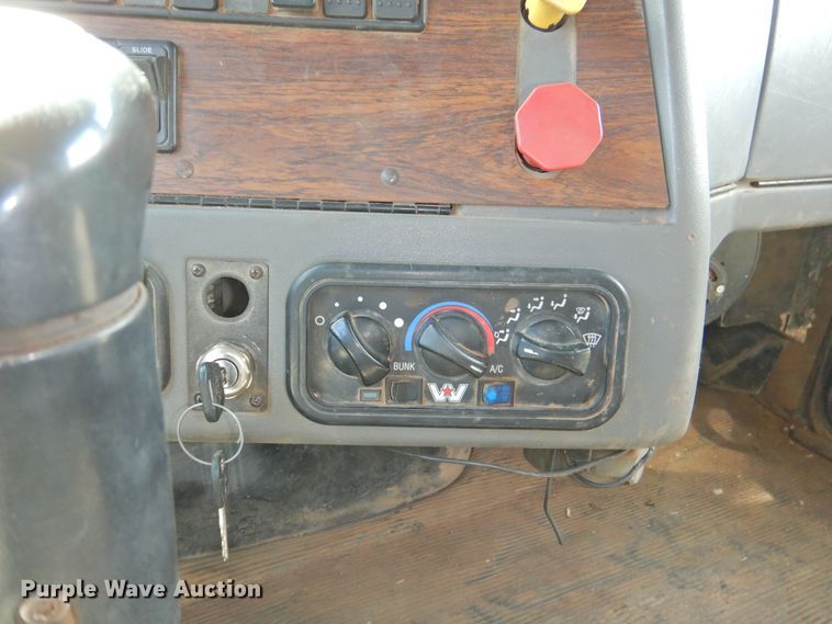 image for item DI0104 2000 Western Star 4964FX semi truck