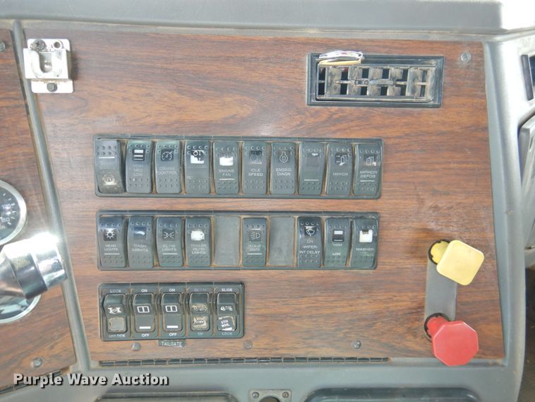 image for item DI0104 2000 Western Star 4964FX semi truck