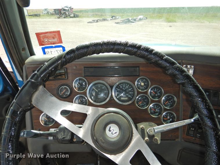 image for item DI0104 2000 Western Star 4964FX semi truck