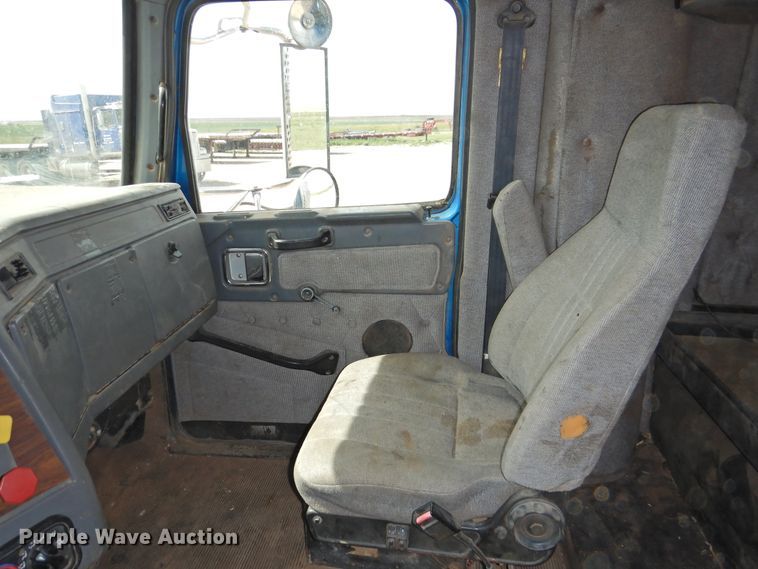 image for item DI0104 2000 Western Star 4964FX semi truck