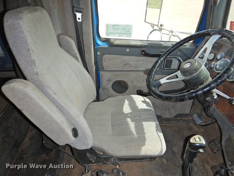 image for item DI0104 2000 Western Star 4964FX semi truck